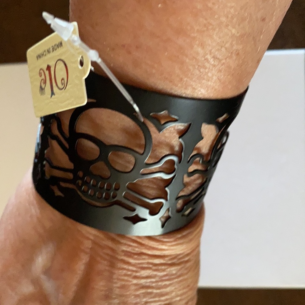 NWT Black Metal Skull Cuff Bracelet - Picture 3 of 3